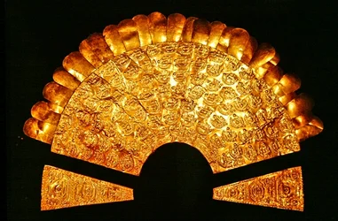 Plastron repoussé orné d